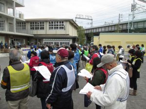 (訓練前の集合の様子　かなりの人数が集まっています)